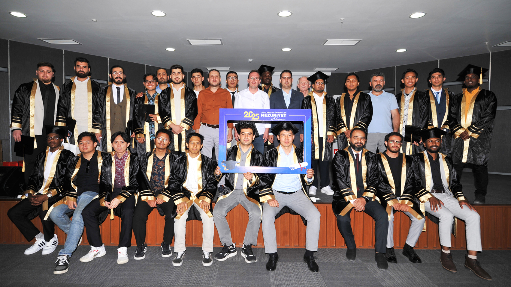 İki Doğu İki Batı’dan Mezuniyet Programı